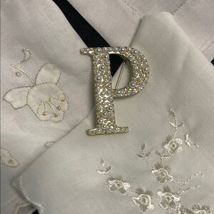 PEARL “P” INTIAL BROOCH WITH A SET OF 3 VINTAGE EMBROIDERED HANDKERCHIEFS